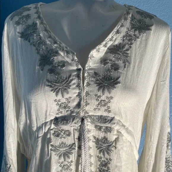 Elegant Long Sleeve White Dress with Gray Accents - Picture 6 of 7